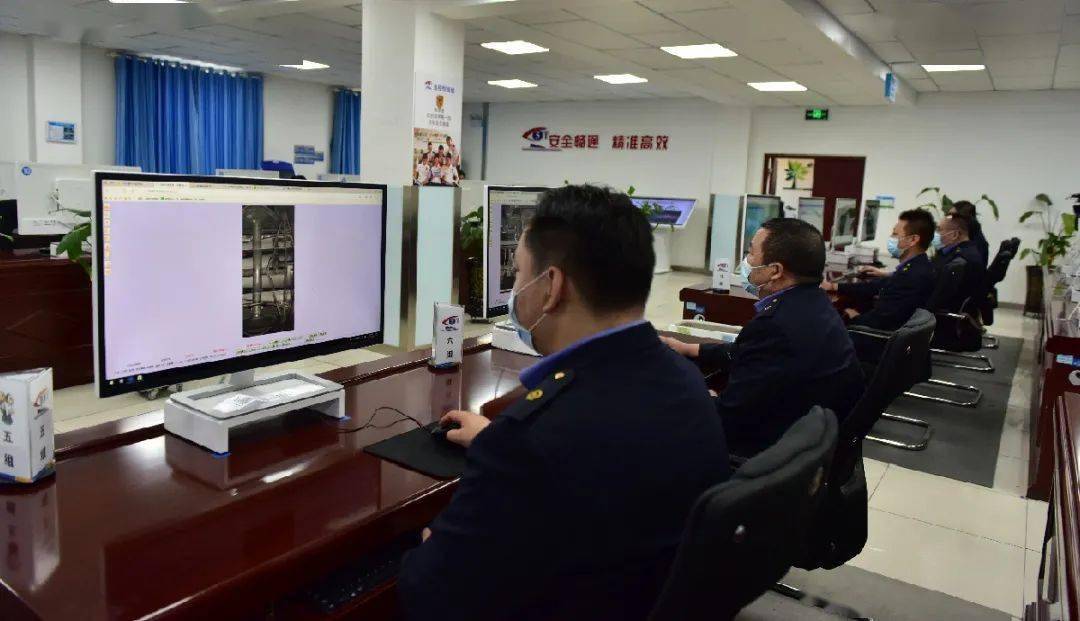 2025新澳门正版免费资木车|精选解释解析落实,探索澳门未来，解析新澳门正版免费资源车的发展与落实策略
